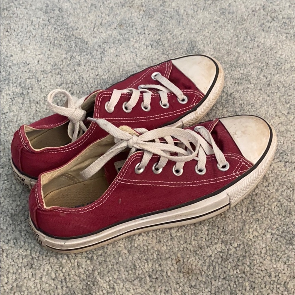 maroon converse!